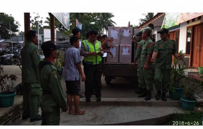 Pendistribusian Kotak Suara Di Desa Klapagading di lakukan sore hari dengan pengawalan petugas TNI dan Polri.(*)