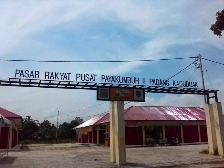 Gerbang Pasar Padang Kaduduak Payakumbuh yang permanen namun pasarnya yang dibangun dengan dana miliaran rupiah kurang jadi perhatian kalangan pebisnis. (DOKPRIBADI)