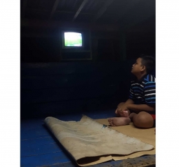 Kiki, pelajar SMP ikut menonton pertandingan Piala Dunia yang berlangsung pada malam hari di pos ronda (dok. pri).