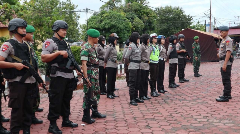 H-1 Pilkada, TNI -- Polri Patroli Bersama di Kabupaten Sintang