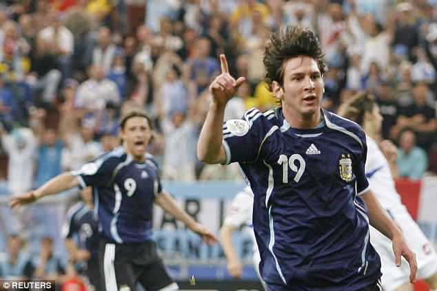 Messi mencetak gol pertama di Piala Dunia di usia 18 tahun saat membantai Serbia enam gol tanpa balas/Dailymail.co.uk