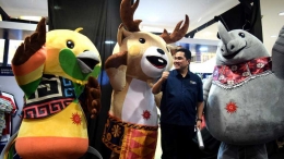 Ketua INASGOC, Erick Thohir bersama tiga maskot Asian Games 2018: Bhin-bhin, Atung dan Kaka. Foto: Tirto.id.