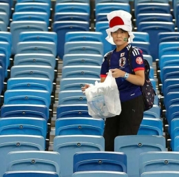 Suporter Jepang memunguti sampah di tribun penonton (Foto: Instagram @InjuaticiasFutbol)