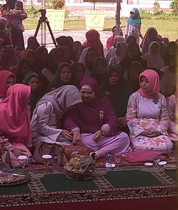 Ustadzah Mamah Dedeh bersama Ibu Camat Palmerah Ratu Nadia Zeri 
