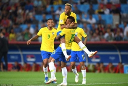 Paulinho menggendong Neymar usai dirinya mencetak gol ke gawang Serbia/Dailymail.co.uk