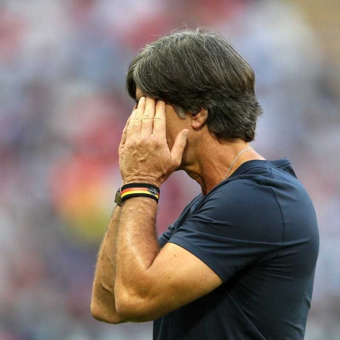Ketua Tim Sukses Petahana menutup muka karena malu (Foto: Lars Baron - FIFA/FIFA via Getty Images)