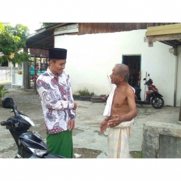 Penulis bersama sesepuh desa (Dok. Pribadi)