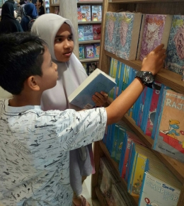 Pengunjung Toko Buku Gramedia Banda Aceh sedang mencari buku yang ingin dibeli. (Foto: koleksi pribadi) 