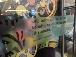 Pesan inspiratif terpampang didepan pintu masuk utama Toko Buku Gramedia Banda Aceh memberikan pencerahan bagi para pengunjung. (Foto: koleksi pribadi) 