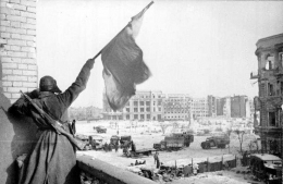Tentara Merah Mengibarkan Bendera Kemenangan di Stalingrad (Sumber: https://upload.wikimedia.org)