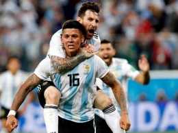 Selebrasi Messi dan Marcos Rojo, duet yang telah memulangkan Nigeria dua kali dalam perhelatan Piala Dunia | Foto: The Independent 