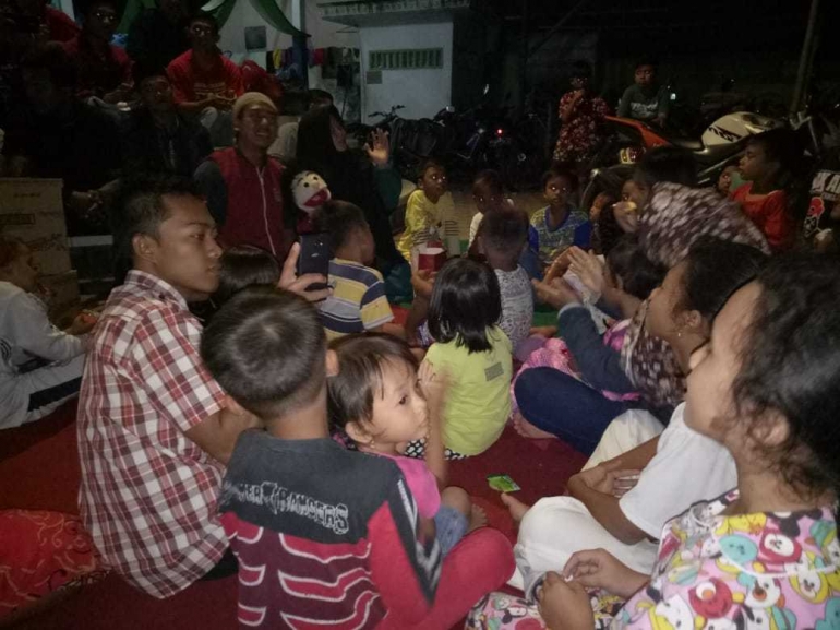 Anak-anak Korban Banjir bersama Tim Trauma Healing (dokpri)