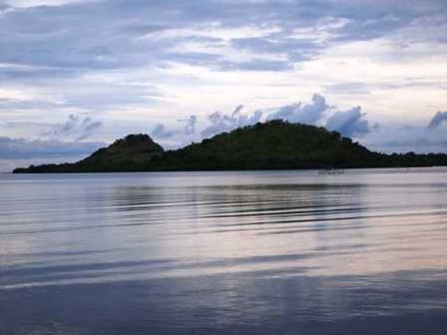 Pemandangan Indah Pulau Karamasan dari Tepi Jalan (Dokumentasi Pribadi)