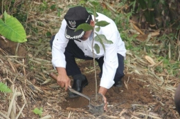 Kepala Desa Kromengan melakukan penanaman bibit pohon pertama (Dok. Pribadi)