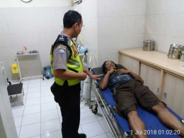 Korban penusukan pencurian sedang dirawat oleh Bhabinkamtibmas Tanjung Duren Selatan Aiptu Aries Mulato