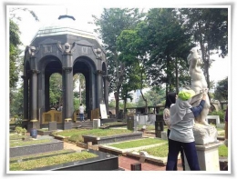 Bersih-bersih patung di areal mausoleum (Dokpri)