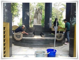 Bersih-bersih bagian dalam mausoleum (Dokpri)