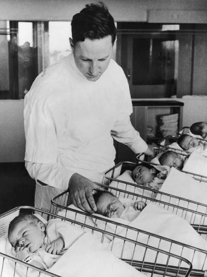 Dr McBride di era tahun 1960 an bekerja di rumah sakit bersalin maternity hospital in Blakehurst, Sydney. Photo: Keystone-France/Getty Images