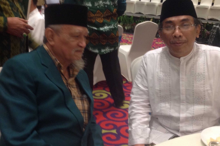KH Yahya C Staquf ,berbaju koko putih dan penulis berjas hijau,Senin,2 Juli 2018 di Bandar Lampung .Dok.Pribadi