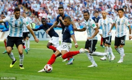 Mbappe melepaskan tembakan yang berbuah gol ke gawang Argentina/Dailymail.co.uk
