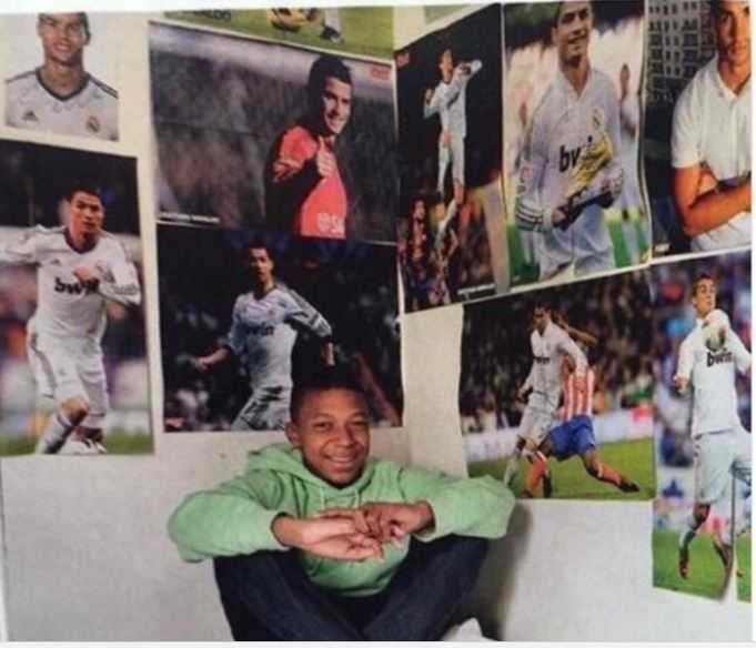 Mbappe kecil dengan poster Ronaldo yang memenuhi dinding kamarnya/BBC.com