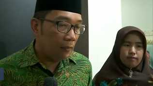 Gubernur Jabar terpilih versi hitung cepat Ridwan Kamil saat bertemu dengan Rabiatul, seorang guru SD di Kota Bekasi yang menolak memilih pasangan Asyik. Sumber : KompasTV