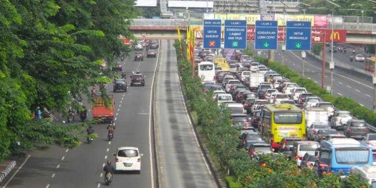 Kemacetan di Jalan Tol Rugikan 100 T per Tahun (dok. Kompas.com)