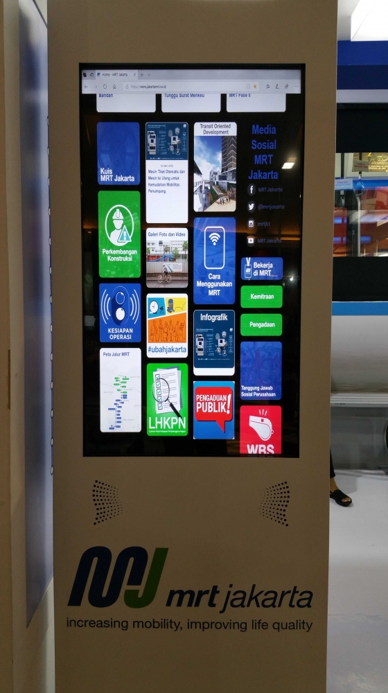 Komputer dengan layar sentuh yang disediakan untuk pengunjung mengakses tentang MRT (photo :Haritsauliarahman)