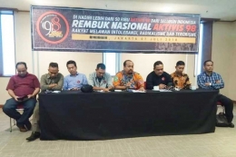  Foto : Sayed Junaidi Rizaldi atau Pak Cik (ke empat dari kanan).  Dok / Panitia Rembuk Nasional Aktivis 98.