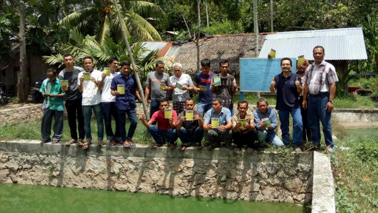 Kelompok pemuda Desa Dham Pulo Lubuk Kabupaten Aceh Besar foto bersama sesuai diskusi bisnis dan kewirausahaan didepan kolam lele. (Dokumentasi Pribadi) 