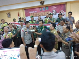 Danramil 93/GP menyuapi kue ulang tahun untuk Kapolsek Tanjung Duren
