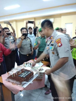 Kapolsek Tanjung Duren memotong kue ulang tahun 