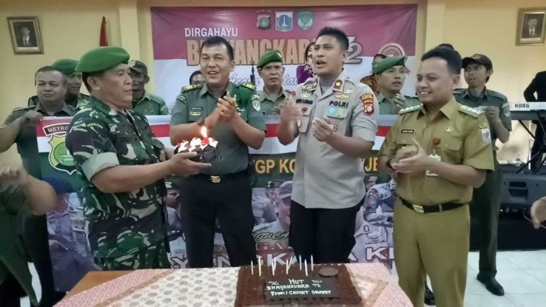 Kapolsek Tanjung Duren bersama Danramil 03/GP & Camat Grogol Petamburan merayakan HUT Polri ke-72