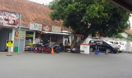 Lokasi pangkalan taksi berargo dengan tarif normal di pintu barat Stasiun Yogyakarta (dok. pri).