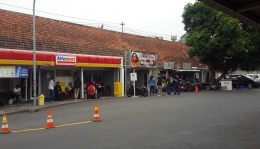 Minimarket dan warung gudeng di depan pintu keluar barat Stasiun Yogyakarta. Jika jeli di depan warung gudeg terdapat pangkalan taksi berargo dengan tarif yang lebih murah dibanding taksi stasiun (dok. pri).