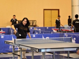 Aksi Ibu Bintang Puspayoga memainkan olahraga favoritnya, tenis meja