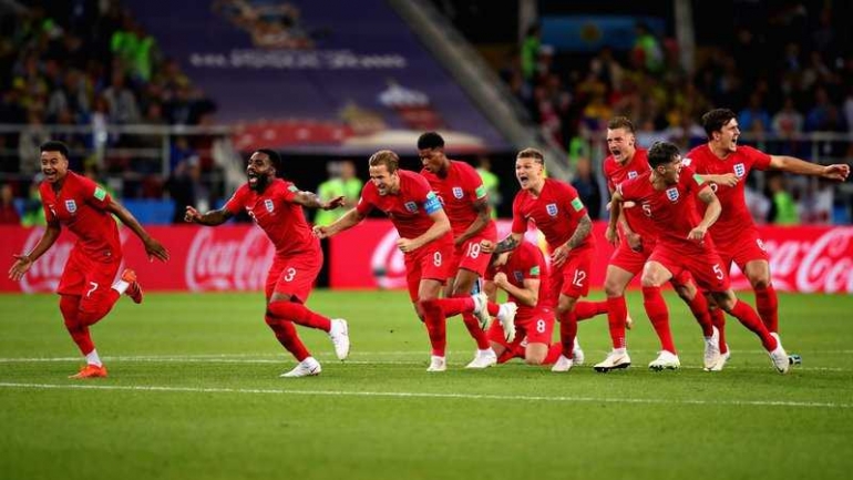 Pemain-pemain Inggris merayakan kemenangan adu penalti atas Kolombia/Foto: Twitter/brilafm889