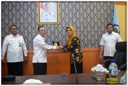 Syamsul Suli (ke-2 dari kiri) dan Rini Rahayu (ke-2 dari kanan) saat penyerahan cinderamata dalam rangka kunjungan Dinas Kesehatan Kabupaten Ponorogo ke Kabupaten Bantaeng (04/07/18).