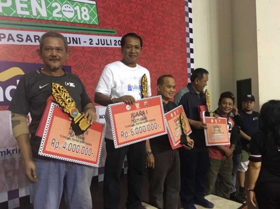 Senyum para juara