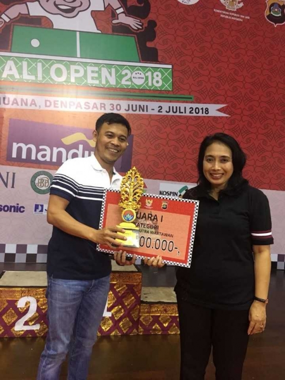 Juara 1 Kategori Wartawan (Putra) saat penerimaan hadiah bersama Ibu Bintang Puspayoga