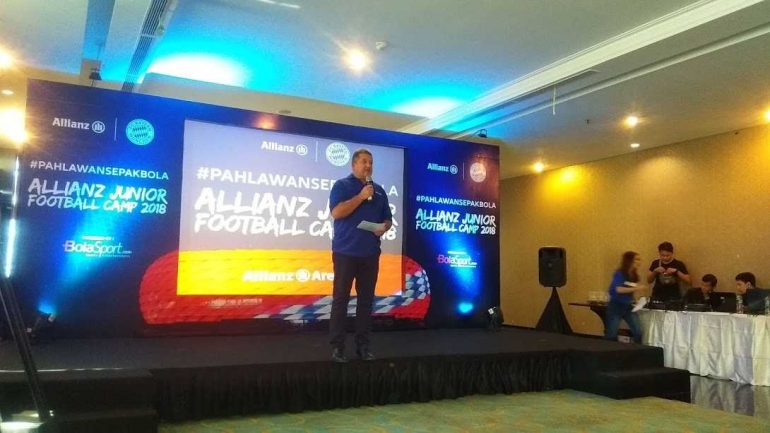 Peter Van Zyl, Presiden Direktur Allianz Utama Indonesia saat memberikan sambutan di konferensi pers, Minggu, 1 Juli 2018 di Belezza Suites. foto : jhon miduk sitorus