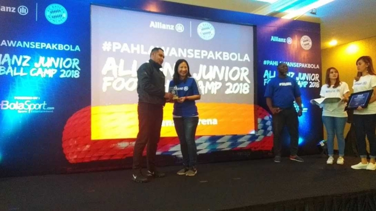 Karin Zulkarnaen, Head of Market Management Allianz Indonesia sedang memberikan penghargaan kepada salah satu penerima pelatih terbaik sebagai #pahlawansepakbola foto : Jhon Miduk Sitorus