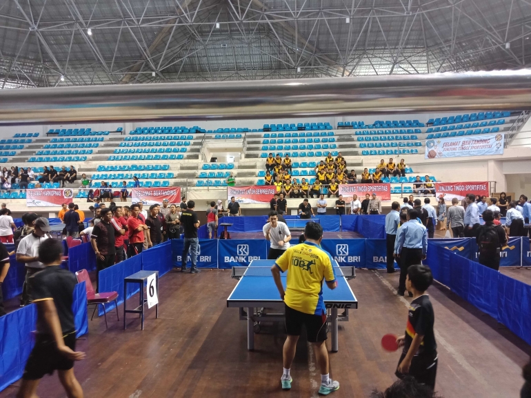 salah satu pertandingan yang berlangsung seru di turnamen tenis meja nasional Bali Open 2018