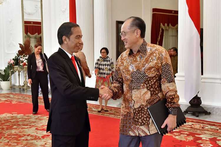 Presiden Jokowi (kiri) dan Presiden Bank Dunia Jim Yong Kim di Istana Bogor, Rabu (4/7/2018). Sumber foto : kompas.com