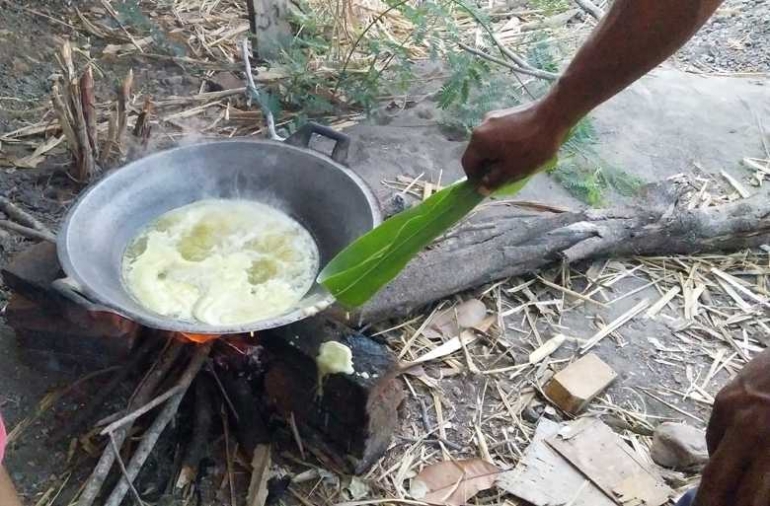 Dari batang pohon sorgum yang sudah diperas, air perasannya bisa dimasak untuk menjadi gula cair batang sorgum. (Foto: Gapey Sandy)