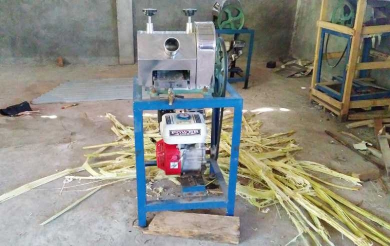 Mesin pemerah batang pohon sorgum untuk diambil airnya dan dimasak menjadi gula cair batang sorgum di Dusun Likotuden. (Foto: Gapey Sandy)