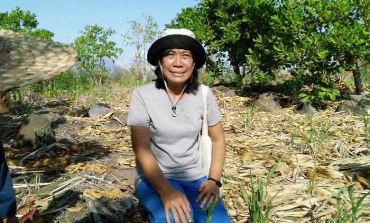 Maria Loretha di lahan perkebunan sorgum yang berlokasi di Dusun Likotudeng, Desa Kawalelo, Kec Demon Pagong, Kab Flores Timur, NTT. (Foto: Gapey Sandy)