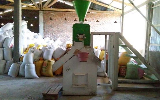 Mesin untuk penyosohan atau melepaskan kulit sorgum dan penggilingan tepung sorgum di Dusun Likotuden. (Foto: Gapey Sandy)