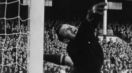 Lev Yashin (Sumber: https://www.fifa.com/fifa-tournaments/players-coaches/people=174638/all-photos.html#1303619)