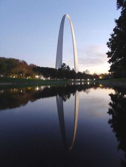 Gateway Arch di St. Louis Missouri. Foto oleh Matt Kozlowski (Wikimedia Commons)